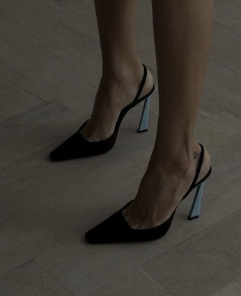 A cover of "( S H O E )" cluster. The owner is reverielumia. The cluster consists of 69 elements.