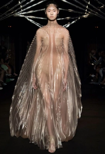 A cover of "Haute-couture" cluster. The owner is lourseflorale. The cluster consists of 151 elements.