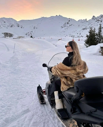 A cover of "Insta" cluster. The owner is allthings. The cluster consists of 1 element.