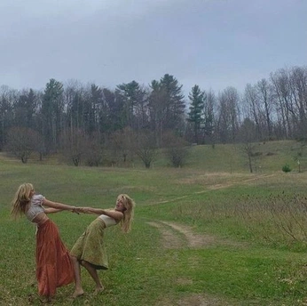 A cover of "Hearthbound" cluster. The owner is shayester1. The cluster consists of 29 elements.