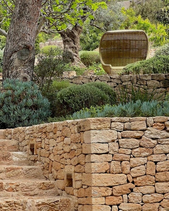 A cover of "architecture/exterior" cluster. The owner is keptsimple. The cluster consists of 3 elements.