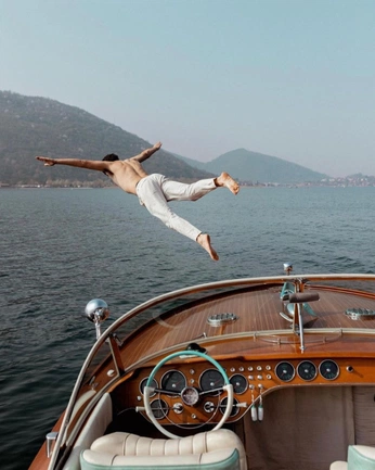 A cover of "o l d m o n e y" cluster. The owner is efecan. The cluster consists of 42 elements.