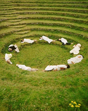 A cover of "witching" cluster. The owner is badtzboo. The cluster consists of 28 elements.