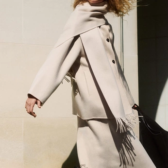 A cover of "/photoshoot Eliane" cluster. The owner is fraserbrame. The cluster consists of 34 elements.