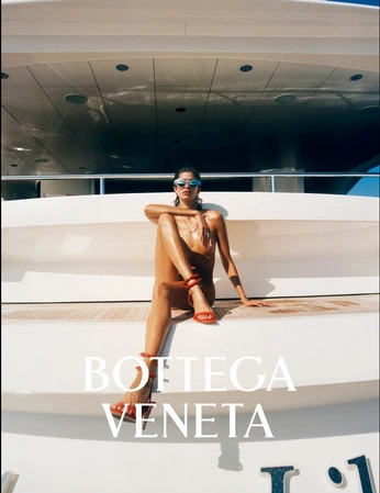 A cover of ""Discover Italy"" cluster. The owner is ailev. The cluster description is "Models strolling around, convey the italianness of the brand". The cluster consists of 181 elements.