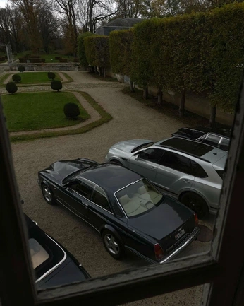 A cover of "LUXURYYY" cluster. The owner is kritishree. The cluster consists of 3 elements.