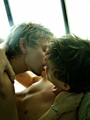 A cover of "homo" cluster. The owner is yaoisyndrome. The cluster consists of 6 elements.