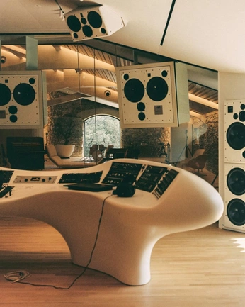 A cover of "DAN HARARI SHOOT" cluster. The owner is andreadichi. The cluster consists of 4 elements.