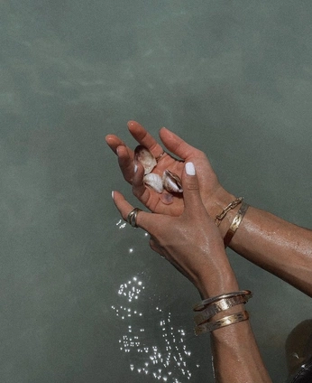 A cover of "SHOT" cluster. The owner is chantalh. The cluster consists of 28 elements.