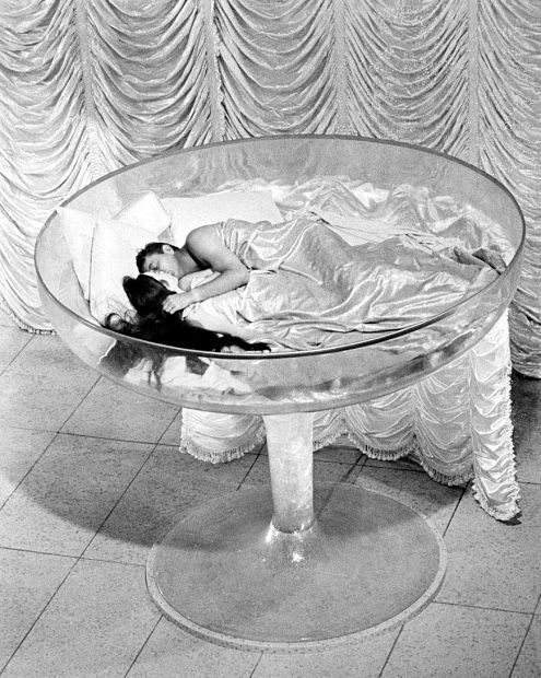Actors Shirley MacLaine and Robert Mitchum in the 1964 film What a Way to Go!