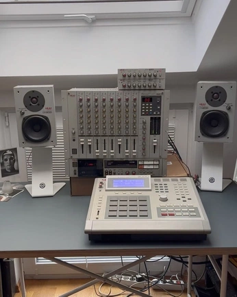 A cover of "Recording Studio" cluster. The owner is nightengine. The cluster consists of 15 elements.