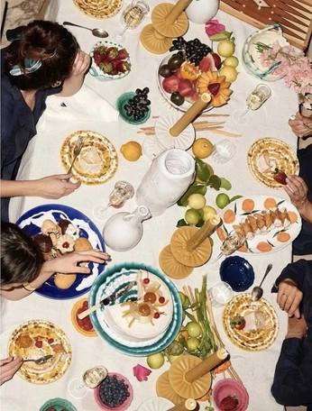 A cover of "dine with me" cluster. The owner is moodyeater. The cluster consists of 41 elements.