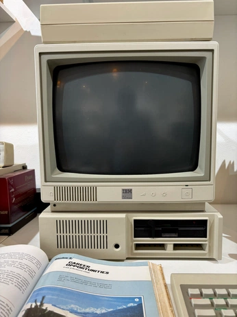 A cover of "Hardware + Operating Sys" cluster. The owner is victoriousnec. The cluster consists of 44 elements.