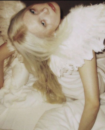 A cover of "prisca de clerck" cluster. The owner is juiceyborger. The cluster consists of 46 elements.