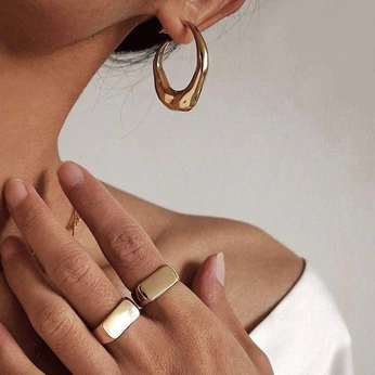 A cover of "Earrings" cluster. The owner is glindasararose. The cluster consists of 1 element.