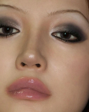 A cover of "make-up" cluster. The owner is ixchelradbruch. The cluster consists of 19 elements.