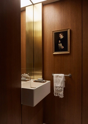 A cover of "POWDERROOM" cluster. The owner is patrizialechner. The cluster consists of 20 elements.