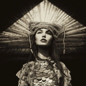 A cover of "Bronze Editorial" cluster. The owner is nousrose. The cluster consists of 10 elements.