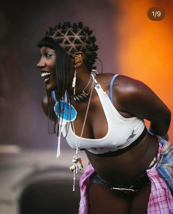 A cover of "doechii" cluster. The owner is humanoidtyphoon. The cluster consists of 19 elements.