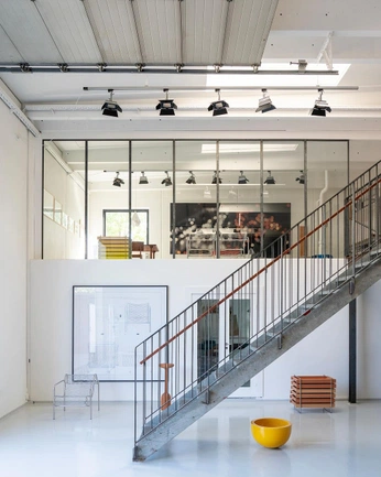 A cover of "Studio" cluster. The owner is areajack. The cluster consists of 106 elements.