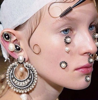 A cover of "dit" cluster. The owner is manoee. The cluster consists of 23 elements.