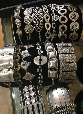 A cover of "bijoux" cluster. The owner is transsubstantiel. The cluster consists of 18 elements.