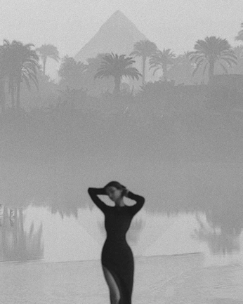 A cover of "self" cluster. The owner is ofthemoment. The cluster consists of 2 elements.