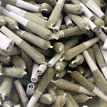 A cover of "smoke break" cluster. The owner is yamoaa. The cluster consists of 39 elements.