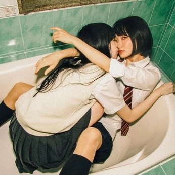 A cover of "pose refs" cluster. The owner is edxnsgarden. The cluster consists of 96 elements.