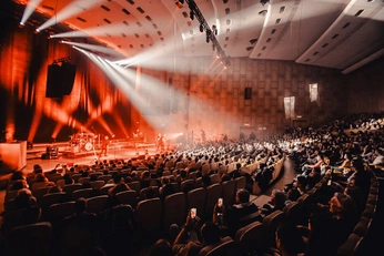 A cover of "premiere" cluster. The owner is so.lis. The cluster consists of 16 elements.