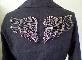 A cover of "enshrinedbody" cluster. The owner is boyofthevalley. The cluster consists of 12 elements.