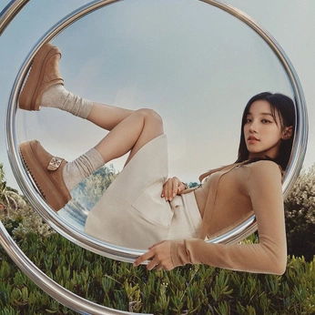 A cover of "tory burch" cluster. The owner is annnbuuu. The cluster consists of 60 elements.