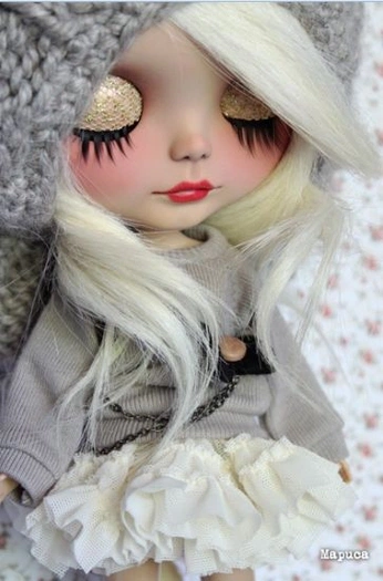 A cover of "blythe" cluster. The owner is nimviolet. The cluster consists of 100 elements.