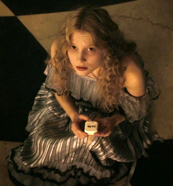 A cover of "alice 🃏🐇♦️" cluster. The owner is r3nee. The cluster consists of 15 elements.