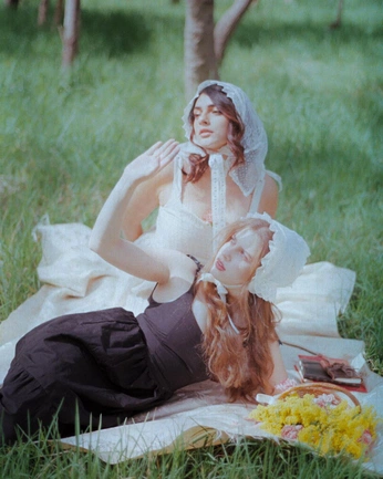 A cover of "Friends picnic shoot" cluster. The owner is jaimienovick. The cluster consists of 3 elements.