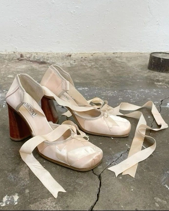 A cover of "calypso shoes" cluster. The owner is lohrcykoski. The cluster consists of 52 elements.