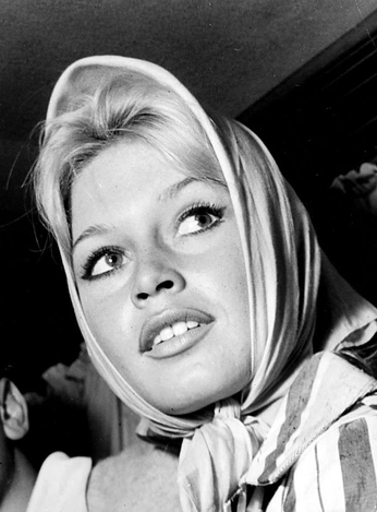 A cover of "makeup + hair" cluster. The owner is sadiemaya. The cluster consists of 60 elements.