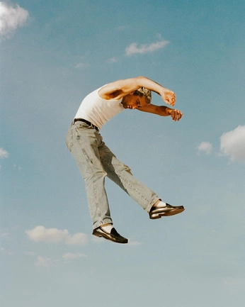 A cover of "People in posture" cluster. The owner is nicolaszeuss. The cluster consists of 4 elements.