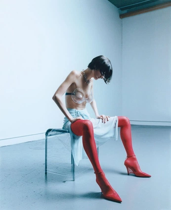 A cover of "Poses" cluster. The owner is avalonbeviere. The cluster consists of 1 element.