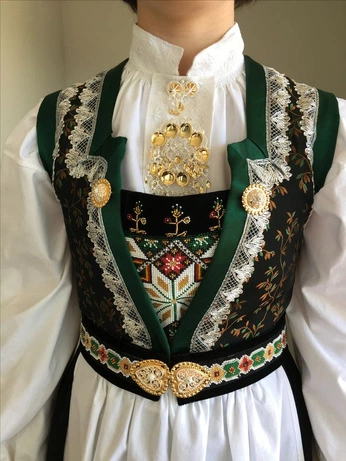 A cover of "clothing-medieval" cluster. The owner is crispuga. The cluster consists of 3 elements.