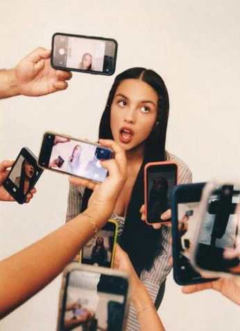 A cover of "olivia rodrigo 🫀" cluster. The owner is decayinghearts. The cluster consists of 28 elements.