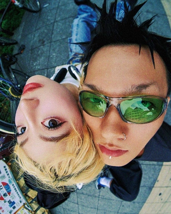 A cover of "crush - poses" cluster. The owner is perspectivenus. The cluster consists of 2 elements.