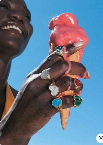 A cover of "Golddigger" cluster. The owner is stolenart. The cluster consists of 3 elements.