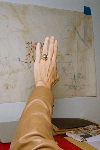 A cover of "hands" cluster. The owner is kclydiaa. The cluster consists of 3 elements.