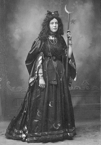 A cover of "Victorian Fashion" cluster. The owner is celestiaart. The cluster consists of 10 elements.