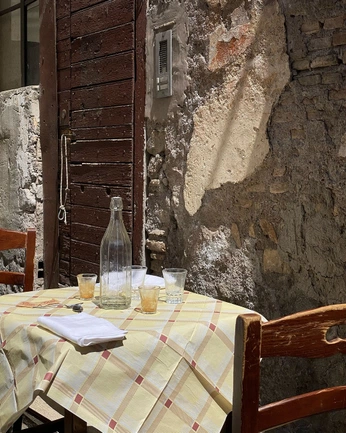 A cover of "Antica" cluster. The owner is byhand. The cluster consists of 44 elements.