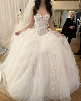 A cover of "gowns and dresses" cluster. The owner is canid. The cluster consists of 4 elements.