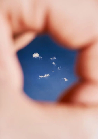 A cover of "head in the clouds" cluster. The owner is memiseason. The cluster consists of 25 elements.