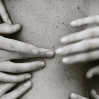 A cover of "Nos mains" cluster. The owner is mathilde. The cluster consists of 253 elements.