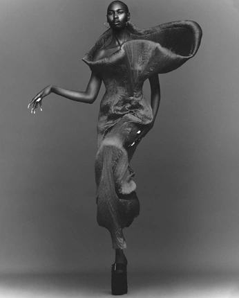 A cover of "pose" cluster. The owner is lonely4rae. The cluster consists of 18 elements.